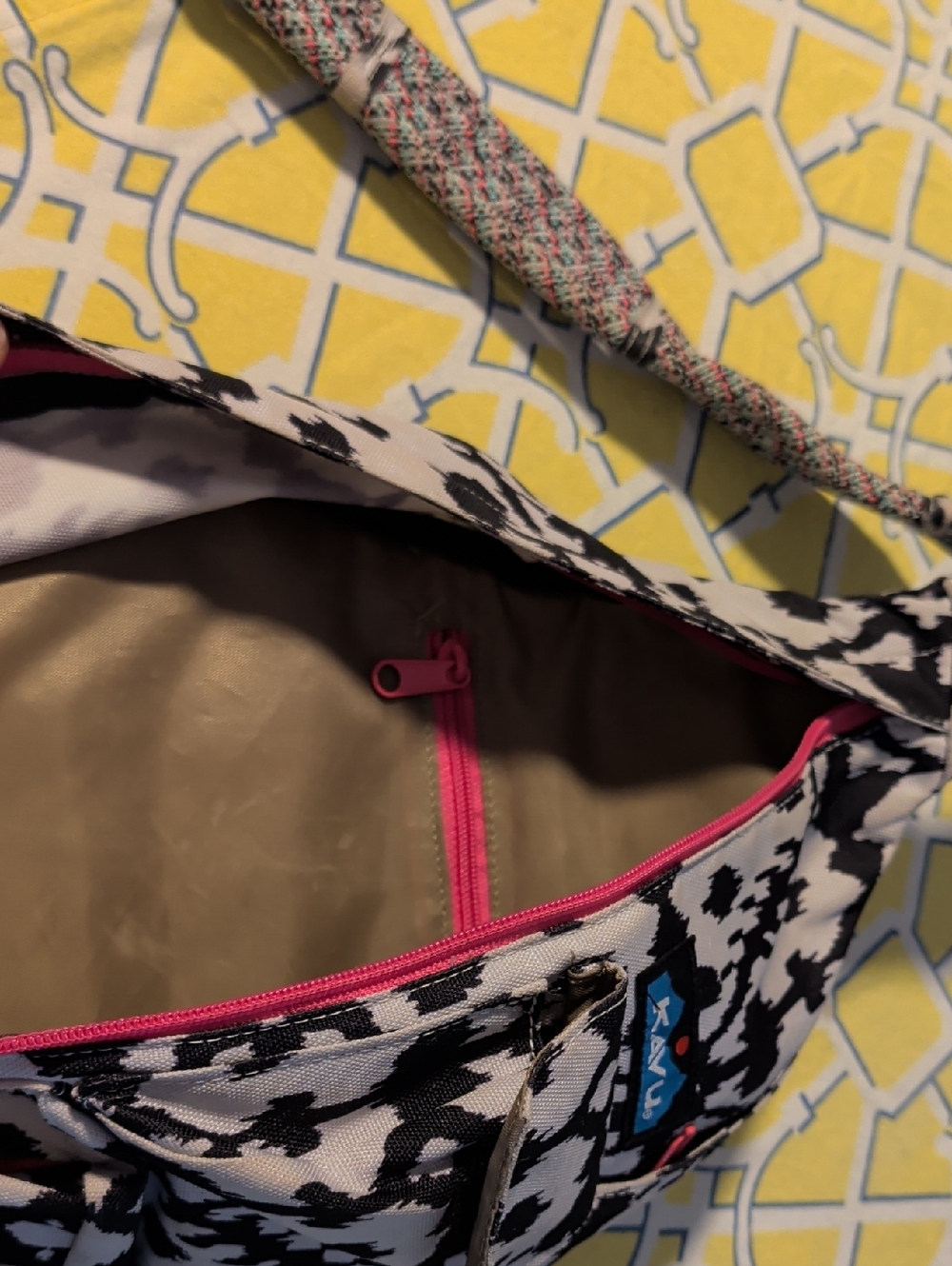 Kavu Black and White Shoulder Bag - Picture 6 of 6